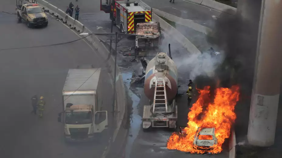 Un auto se incendia tras la explosión de un camión de gas en CDMX.