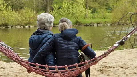 Abuelita se despide de su amiga por última vez, mensaje se viraliza.jpg
