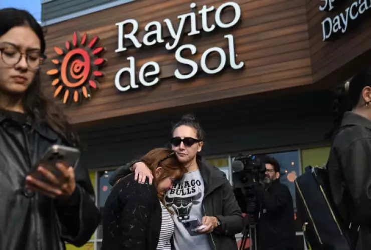 personas afuera de establecimiento