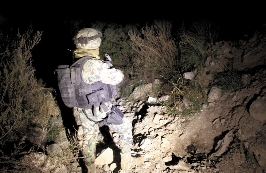 Elementos de la Marina encontraron 5 cuerpos calcinados en una fosa de Saltillo a partir de una denuncia anónima.