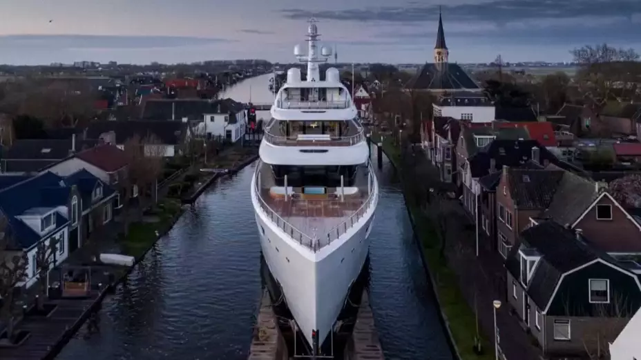 Superyate surca los canales de Holanda