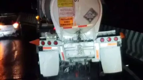 Pipa derrama sosa cáustica tras choque en la autopista Puebla-Veracruz