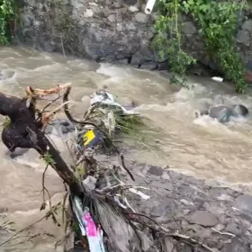 Cae barda que divide río de casas y vecinos temen por su patrimonio; cierran calle Bibieca