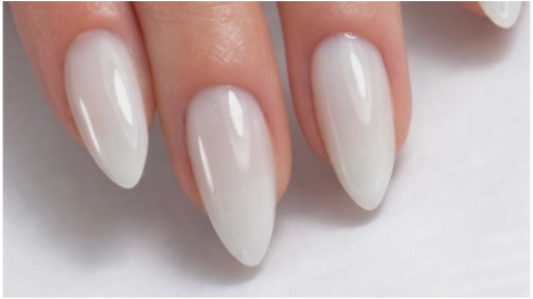 diseño de uñas almendrada lechosas
