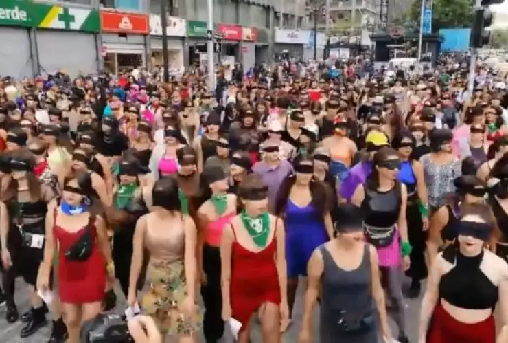 la-performance-contra-la-violencia-chilena-que-se-ha-hecho-viral.jpeg