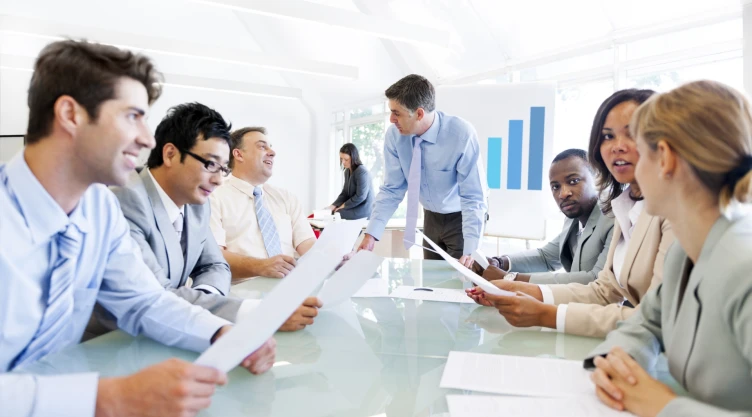 Personas en una reunión de trabajo