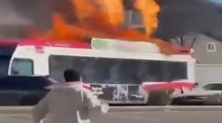 ¡Video de la tragedia! Choque entre autobuses en Canadá deja 3 muertos; unidades quedan envueltas en.jpg