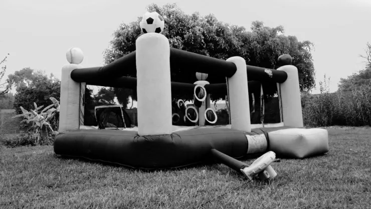 ¡Tragedia en EU! Niño de 2 años muere al interior de juego inflable tras fuertes ráfagas de viento