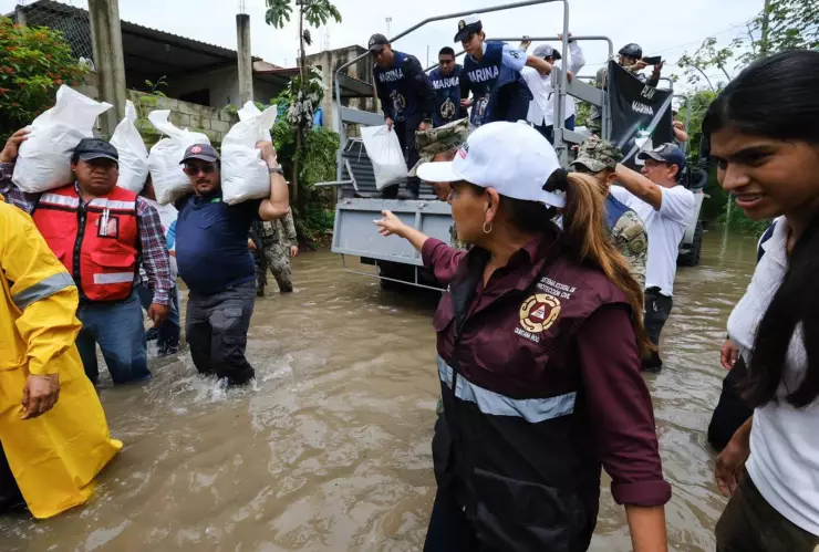Mara Lezama atiende llamadas de auxilio de los afectados por inundaciones en Chetumal