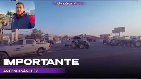 Filas kilométricas en la carretera Guadalajara a Tepic; personas deben caminar para salir del bloqueo carretero