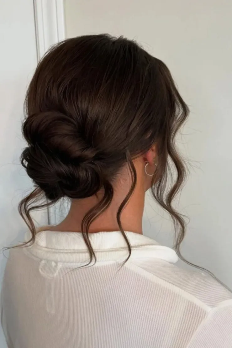 Peinado messy low bun para cabello fino