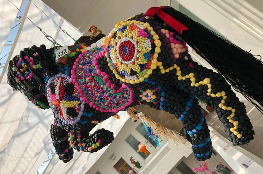 Un caballo da explosión de color en el Museo de Arte Popular.