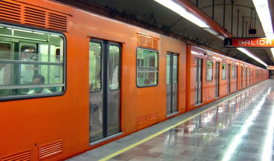 Usuarias de Facebook subieron videos en los que un convoy del Metro de la Ciudad de México viaja a través de los túneles dela Línea 7 con las puertas abiertas