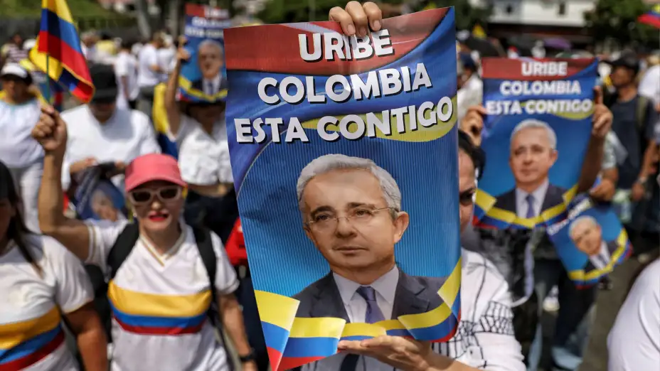 Marcha de partidarios del expresidente colombiano Álvaro Uribe.