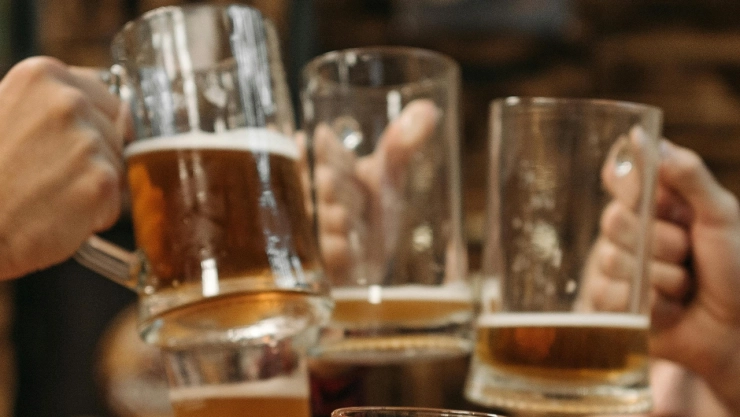 ¿Cuál es la pena por darle alcohol a menores de edad en México?