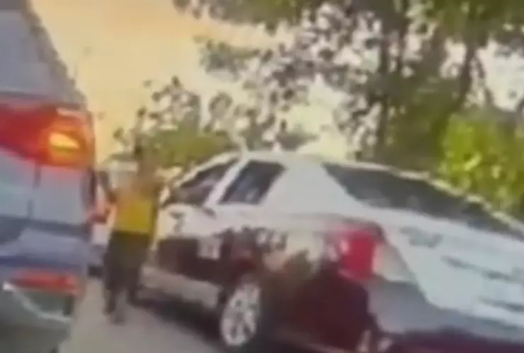 Taxista golpea a menor que vendía dulces en un semáforo