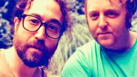Sean Ono Lennon y James McCartney