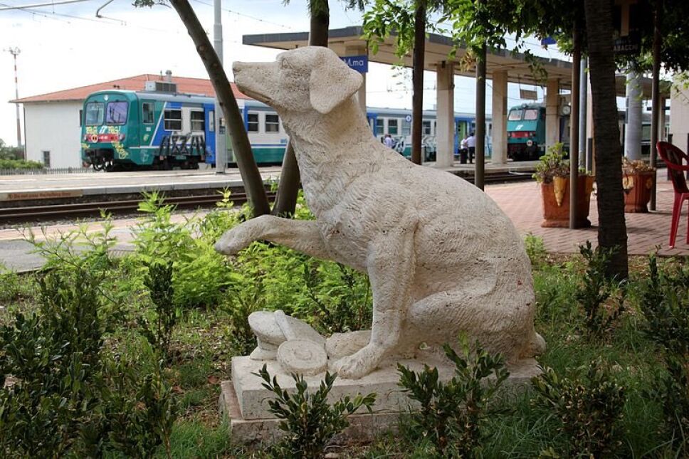 Estatua de Lampo, el perrito viajero.jpg