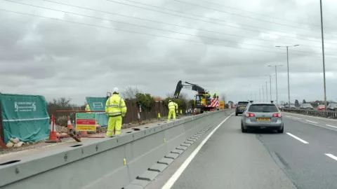 Trabajadores realizan modificaciones en un carril de una carretera.