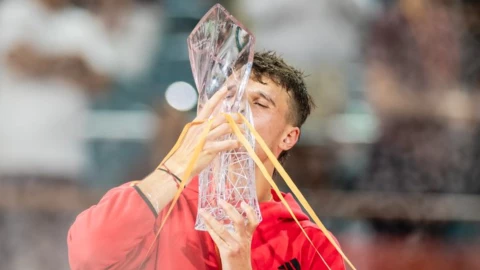 Jakub Mensík sorprende a Djokovic y se corona en el Masters 1000 de Miami.