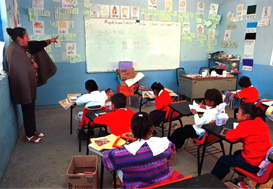 La maestra de 3er año de la primaria rural “Ignacio Allende”, de Santa María Magdalena, dá su clase de matemáticas. El sector educativo en México dejo de percibir 6 mil 312 millones de pesos en el 2002, segun datos de la Secretaría de Hacienda. FOTO: Juan Pablo Zamora/CUARTOSCURO.COM