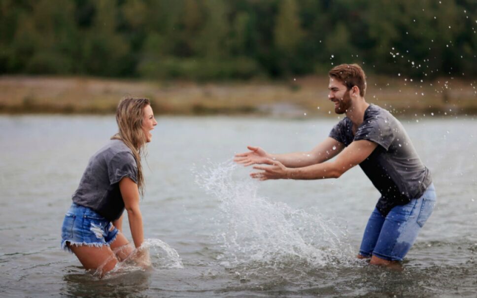 pareja en el agua