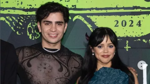 aaron mercury y jenna ortega.jpg