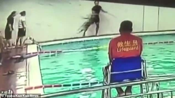 Instructor de natación arroja brutalmente a niño a piscina