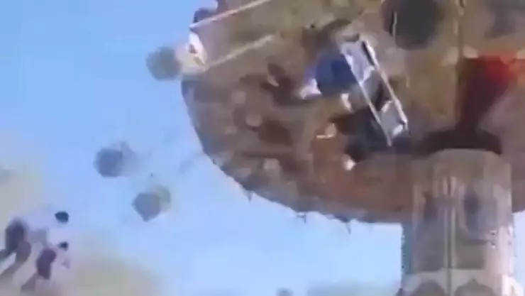 Juego mecánico colapsa y MATA a un niño (VIDEO)