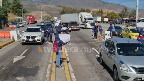 Bloqueo en la Autopista del Sol; estudiantes toman caseta de cobro Palo Blanco