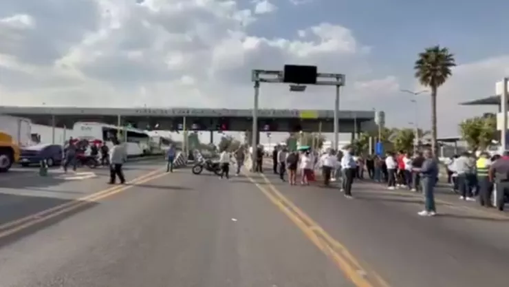 Toma de autopista México-Querétaro