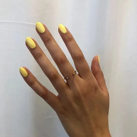 7 diseños de uñas que son hermosos y pueden usar las mujeres morenas en marzo 2026
