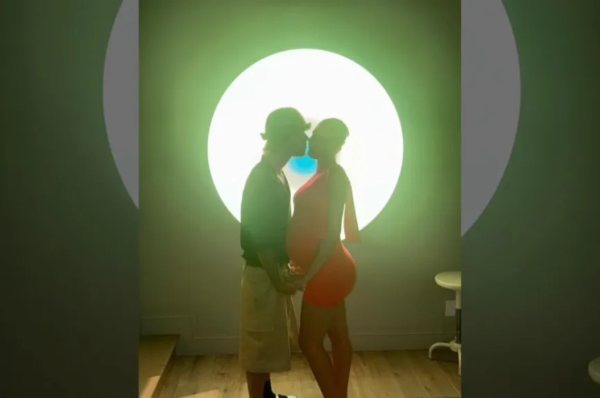 Justin y Hailey beso (16).jpg