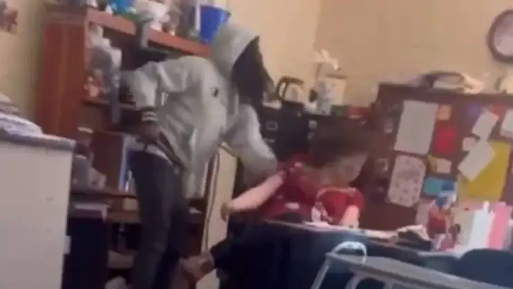 VIDEO_ Así fue como un alumno cacheteó a su maestra frente a todos sus compañeros
