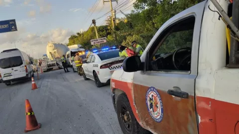 Fuerte accidente en la carretera Cancún-Puerto Morelos
