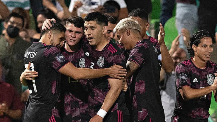 Futbolista mexicano se hace tatuaje del logo del mundial Qatar 2022