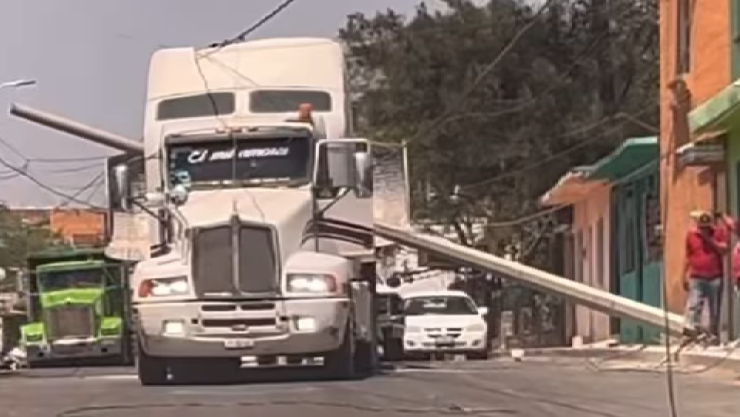 Tráiler poste Comonfort.png