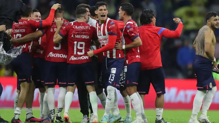 Jugadores de Chivas celebran el pase a la final en el Estadio Azteca