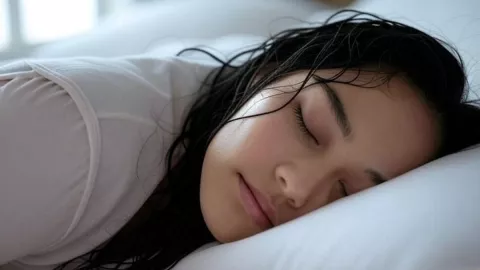 Mujer con el cabello mojado