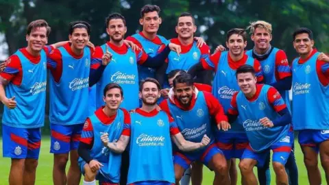 Esposa de jugador de Chivas presume cuenta en lujoso restaurante