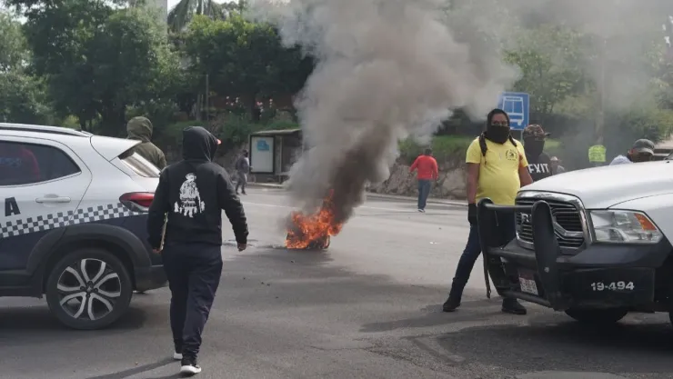 Comuneros de Arantepacua y antimotines chocan en Morelia.