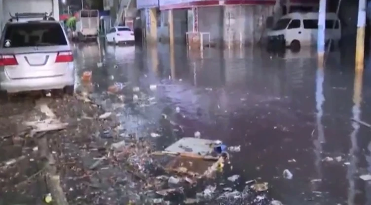 ¡Más de 24 horas bajo el agua! Familias en Neza viven caos y pérdidas por inundación tras fuertes lluvias. En la imagen se observan las afectaciones en calles del Edomex.