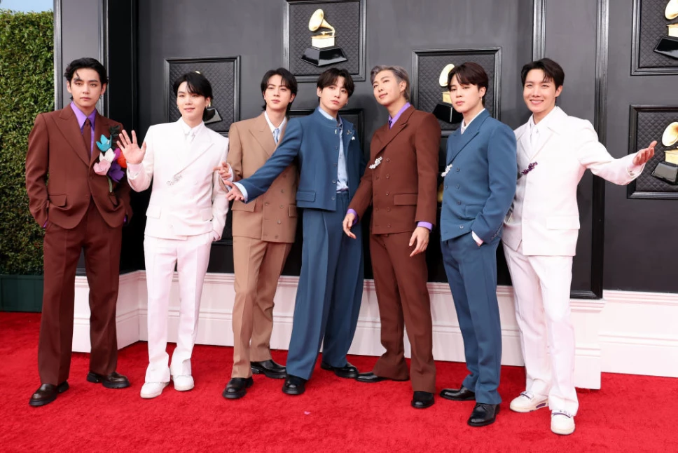 Marcelo Ebrard quiere traer a la banda BTS a tocar a México