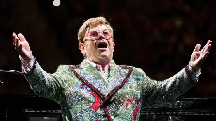 Elton John da positivo a Covid-19 y aplaza conciertos en EU