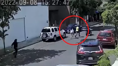 mujer es asaltada y alcanza a su asaltante para golpearlo en las calles de la colonia santa tere en gdl.jpg