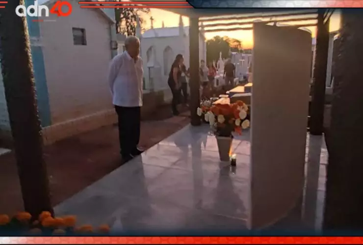 AMLO visita tumba de su primera esposa Rocío Beltrán en Tabasco