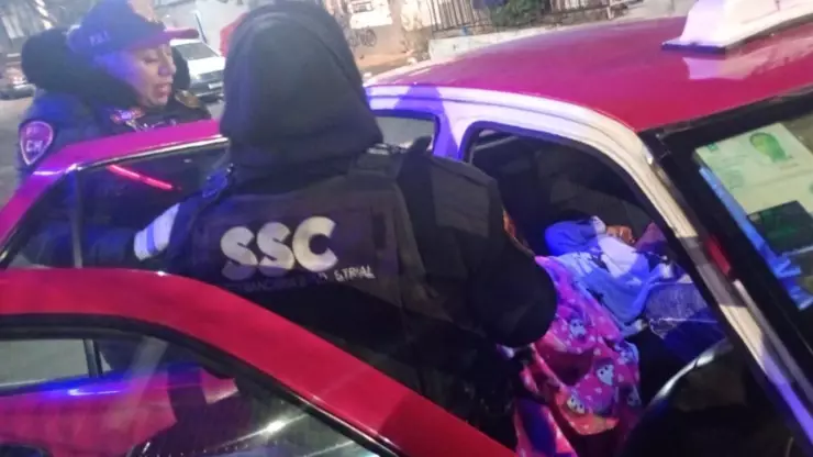 Nace bebé en taxi en Tacubaya en pleno Año Nuevo; policías auxilian parto