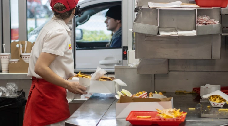 ¿Qué hay detrás del aumento del salario mínimo para los trabajadores de comida rápida?