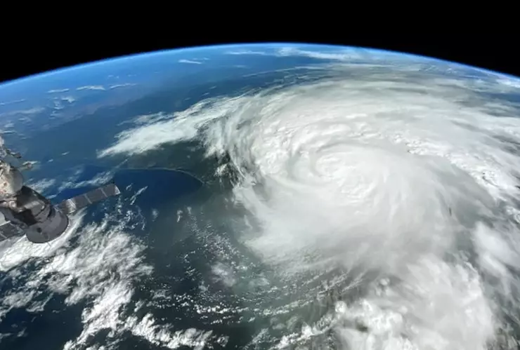 Imagen satelital de un huracán en la Tierra