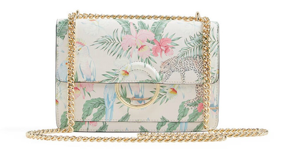 Bolso blanco con estampado de flores / Foto: Cortesía